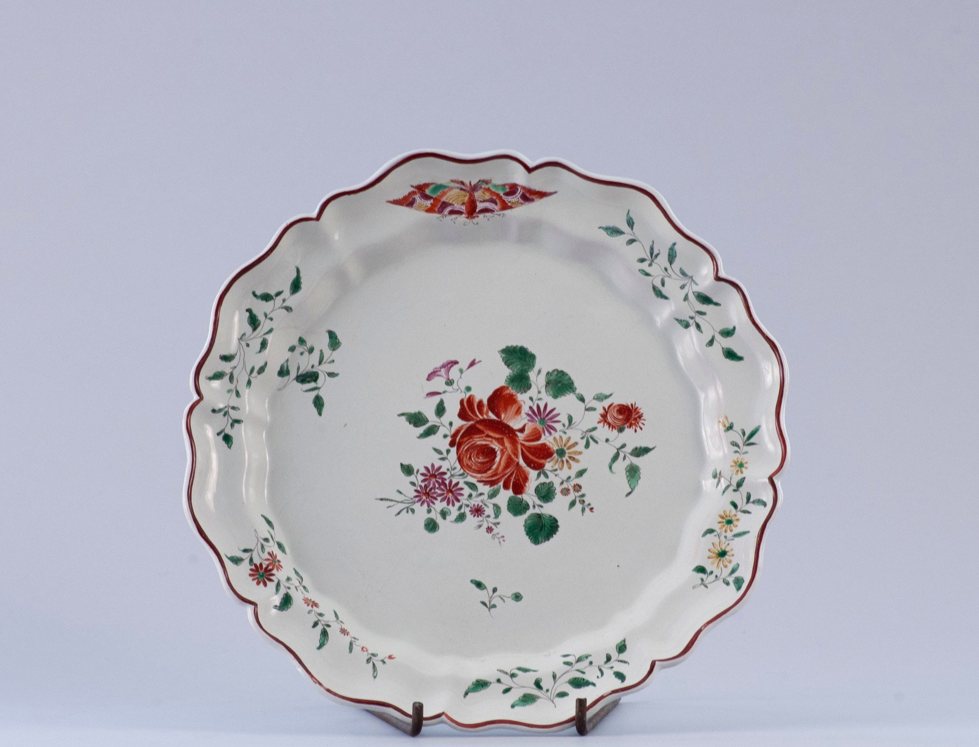 Pesaro (XVIII Secolo), Piatto alla rosa con farfalla in maiolica policroma